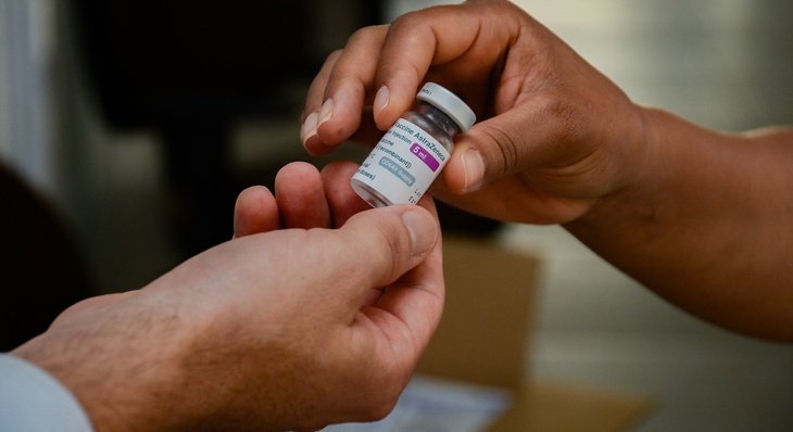 População vacinada com a primeira dose da AstraZeneca até 29 de março já pode tomar a segunda