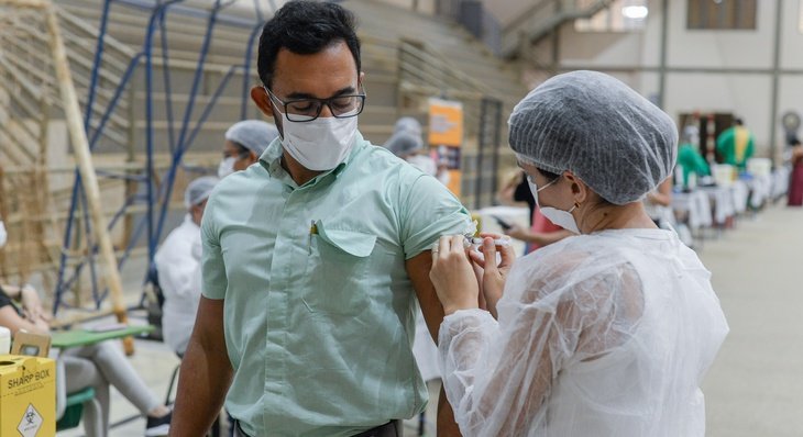 Trabalhadores da saúde podem buscar 1ª dose neste sábado