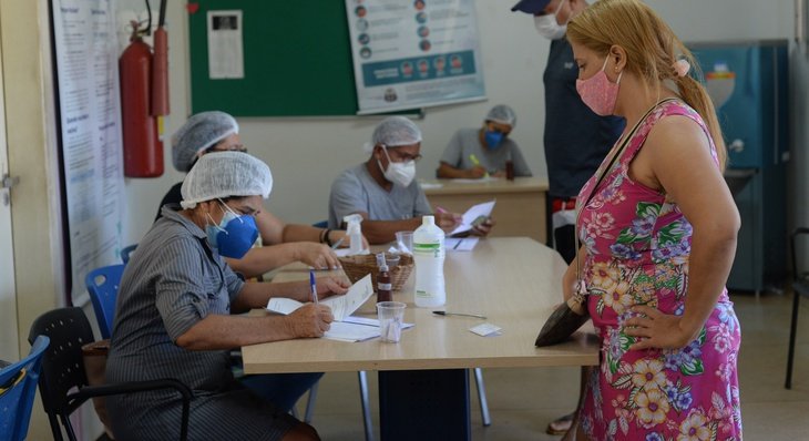 Trabalhadores de berçários, creches e pré-escolas podem se vacinar contra a Covid-19 nesta quarta-feira, 02