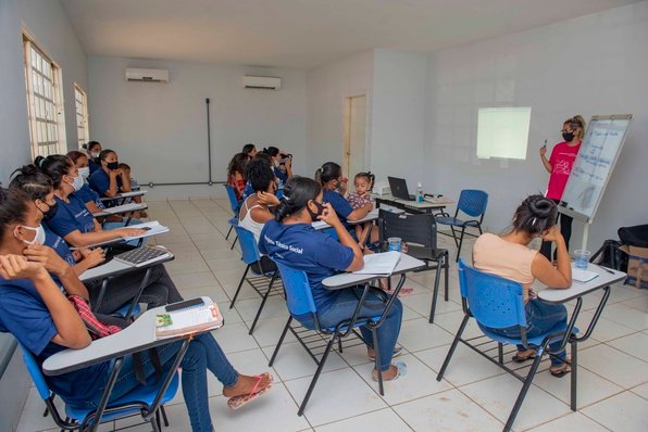 Cursos profissionalizantes capacitam contemplados em programas habitacionais