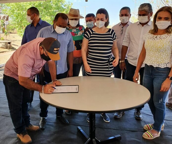Vereador Folha participa da assinatura da ordem de serviço para reconstrução da ponte sobre o córrego Sussuapara