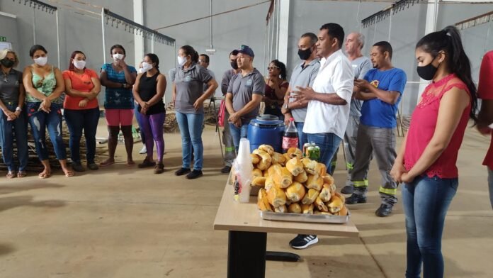 Waldson da Agesp conversa com servidores da Iluminação Pública de Palmas, durante café da manhã, sobre melhorias para a Capital