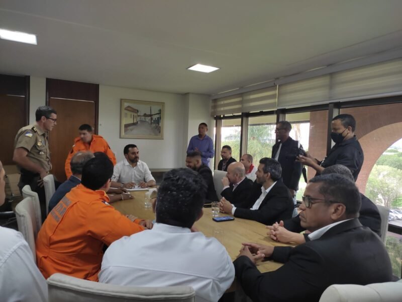 Governador Wanderlei Barbosa recebe vereador Sargento Júnior Brasão e Associações Militares