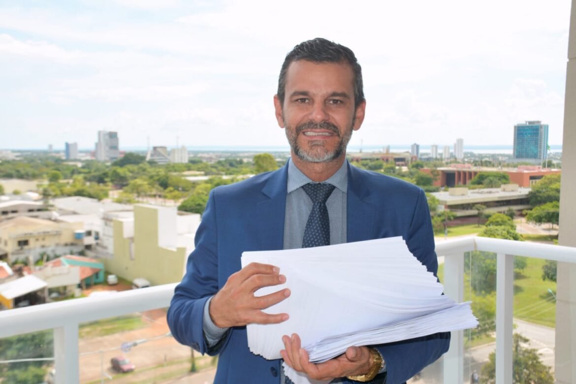 Vereador Mauro Lacerda bate recorde na história da capital e apresenta em uma Sessão 501 requerimentos