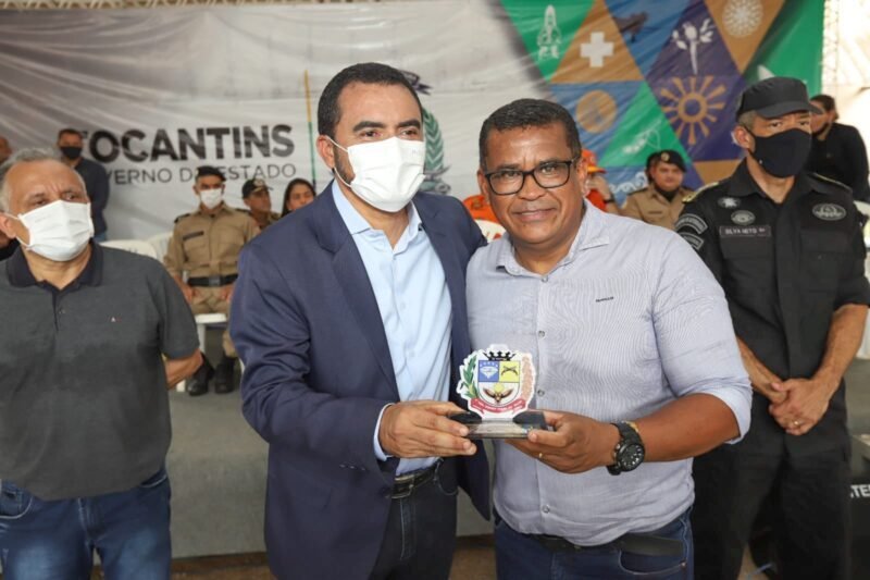 SGT. Júnior Brasão entrega homenagem ao governador na inauguração do Núcleo de Saúde do 6º BPM