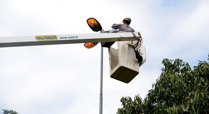 Serviços de manutenção de vias e de iluminação pública continuam em Palmas