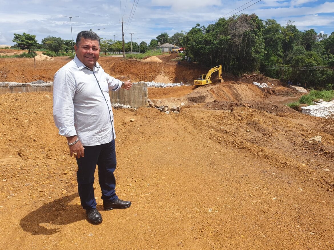 Vereador Folha fiscaliza obra de galeria tripla que vai substituir ponte sobre o córrego Sussuapara