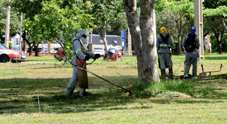 Serviços de roçagem, limpeza e manutenção são realizados em vários pontos de Palmas