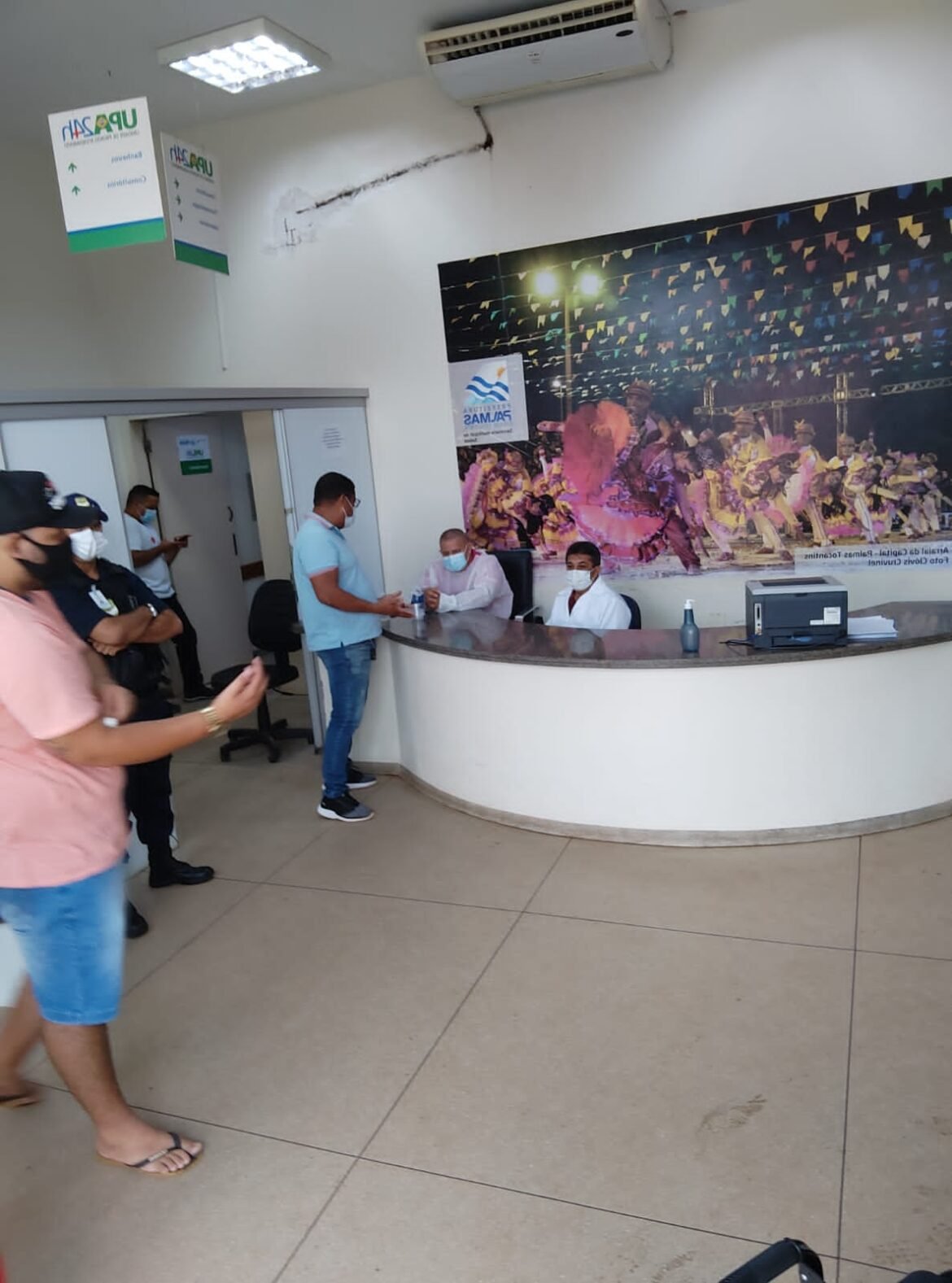 O vereador Sgt Jr Brasão verifica inloco demandas da UPA Sul, devido ao grande  aumento de casos de covid-19 e das síndromes  gripais.