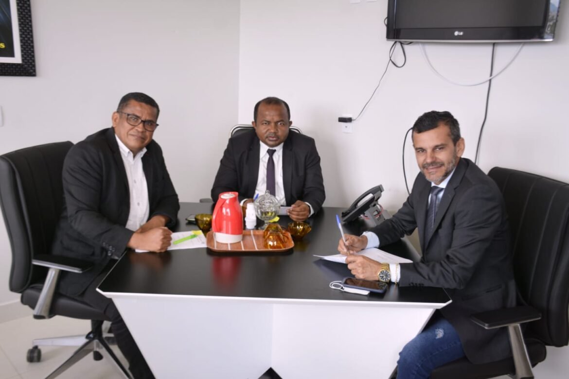 Vereadores Mauro Lacerda, Junior Brasão e Joatan de Jesus se reúnem para buscar melhorias para a região sul de Palmas.