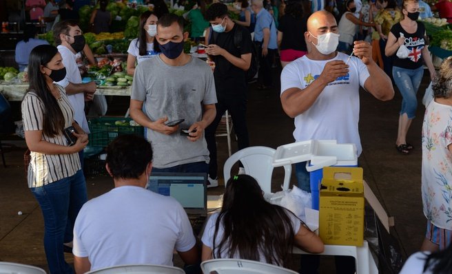 Mais Saúde de Palmas leva vacinação contra a Covid-19 para Feira da 304 Sul e Câmpus da UFT