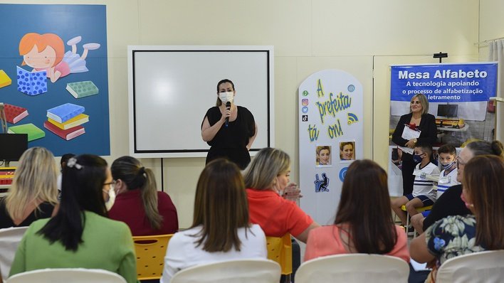 Rede municipal de ensino recebe mesas educacionais que auxiliam na alfabetização dos alunos