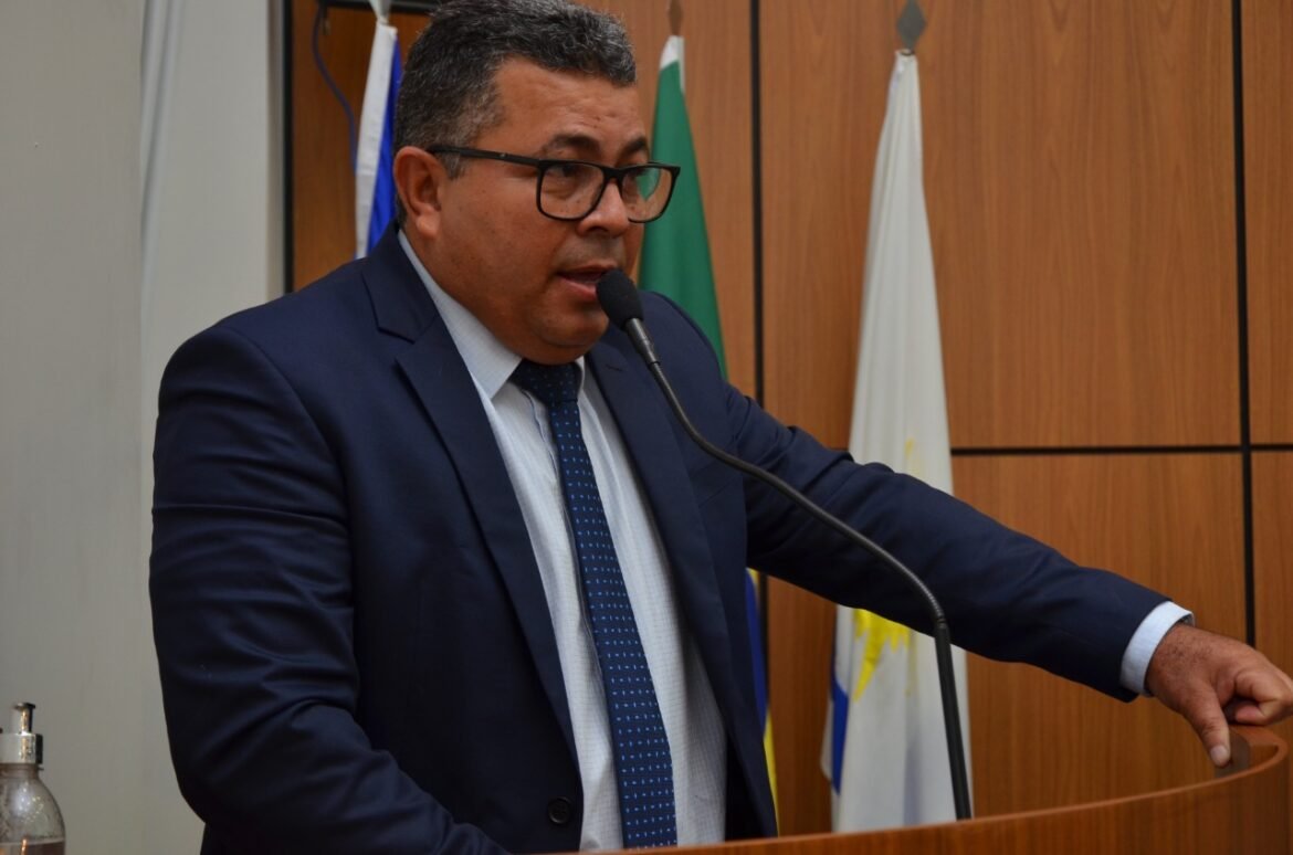 Em um requerimento endereçado à Secretaria Municipal de Infraestrutura e Serviços Públicos de Palmas, o vereador Folha está solicitando a duplicação da avenida LO-25, localizada entre as quadras Arse 111 (1.104 Sul) e Arse 101 (1.004 Sul).
