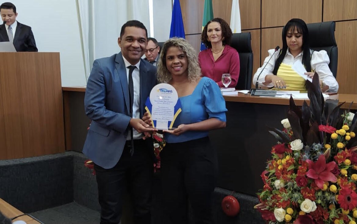 Em sessão solene, vereador Waldson da agesp homenageia Isabel Cristina em comemoração ao dia da jornalista