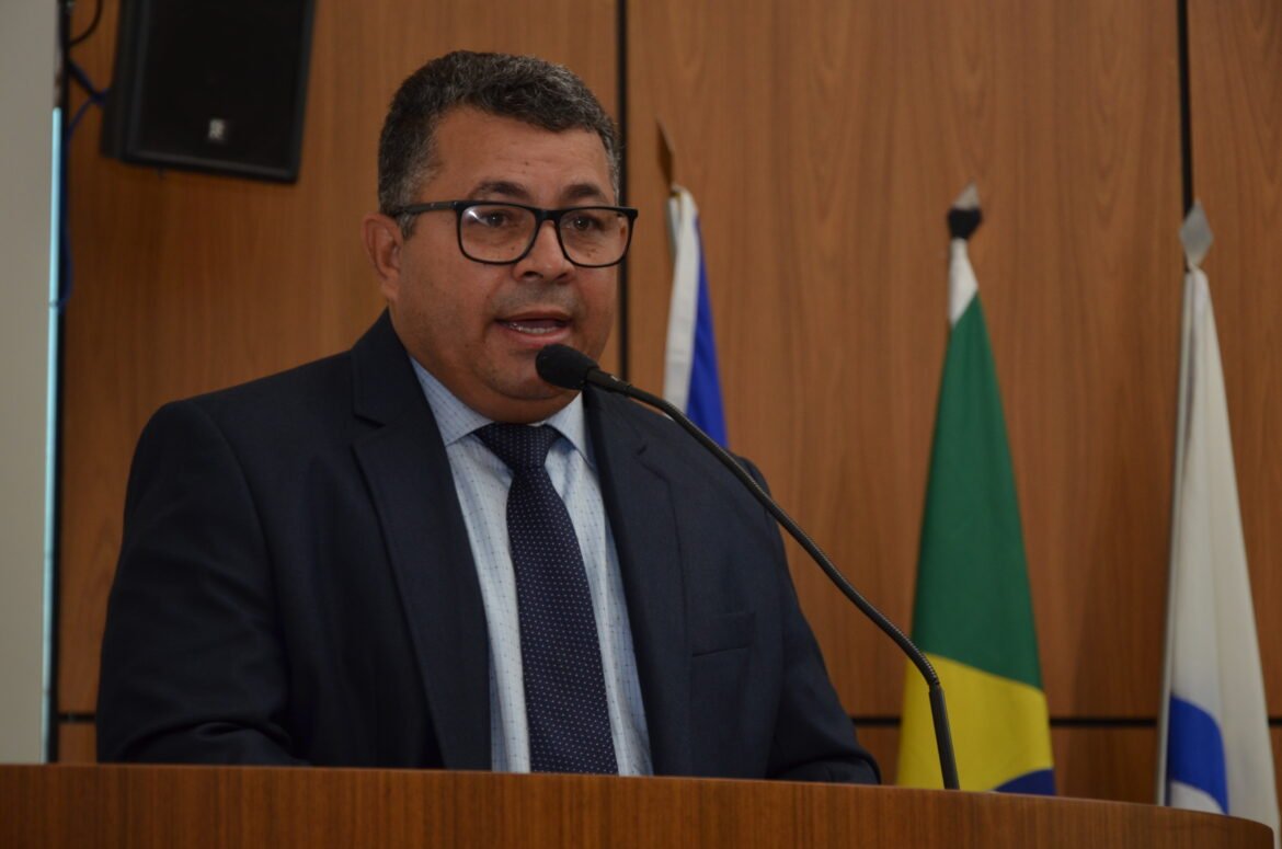 Vereador Folha solicita construção de parada de ônibus coberta nos setores Jardim Vitória I e II