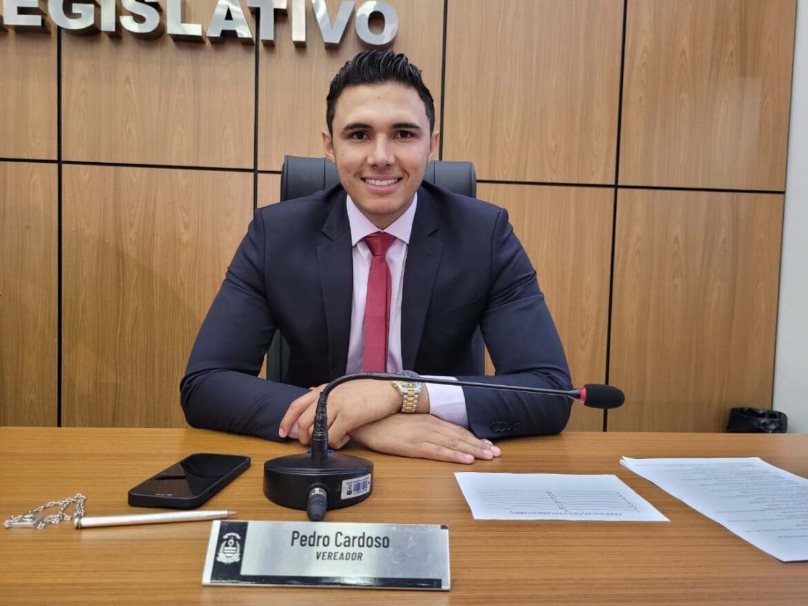 Vereador Pedro Cardoso solicita manutenção asfáltica para avenida no Jardim Aureny IV