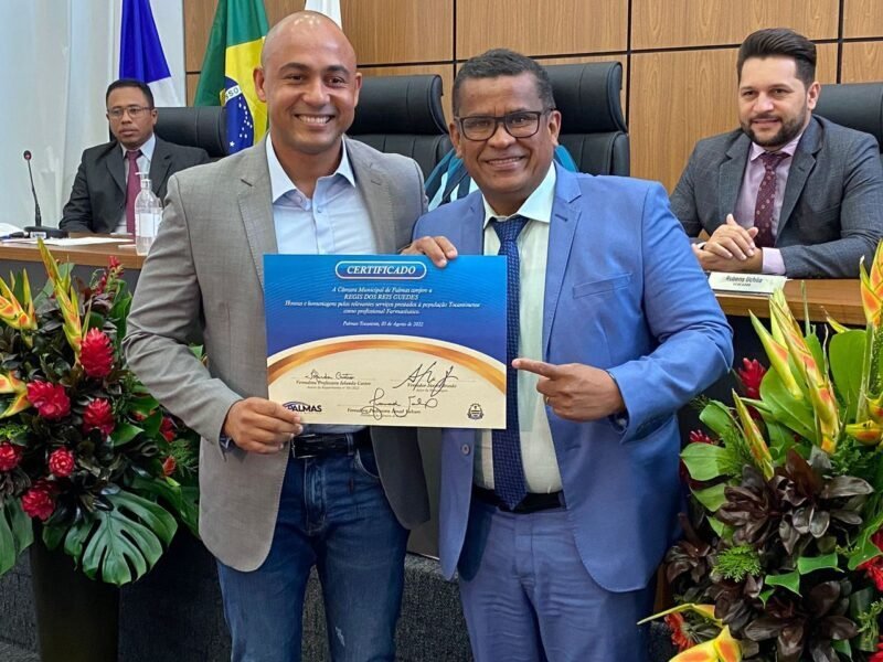 Em Sessão Solene, vereador Sargento Júnior Brasão entrega certificado para o policial militar Sgt. Guedes em homenagem aos farmacêuticos de Palmas
