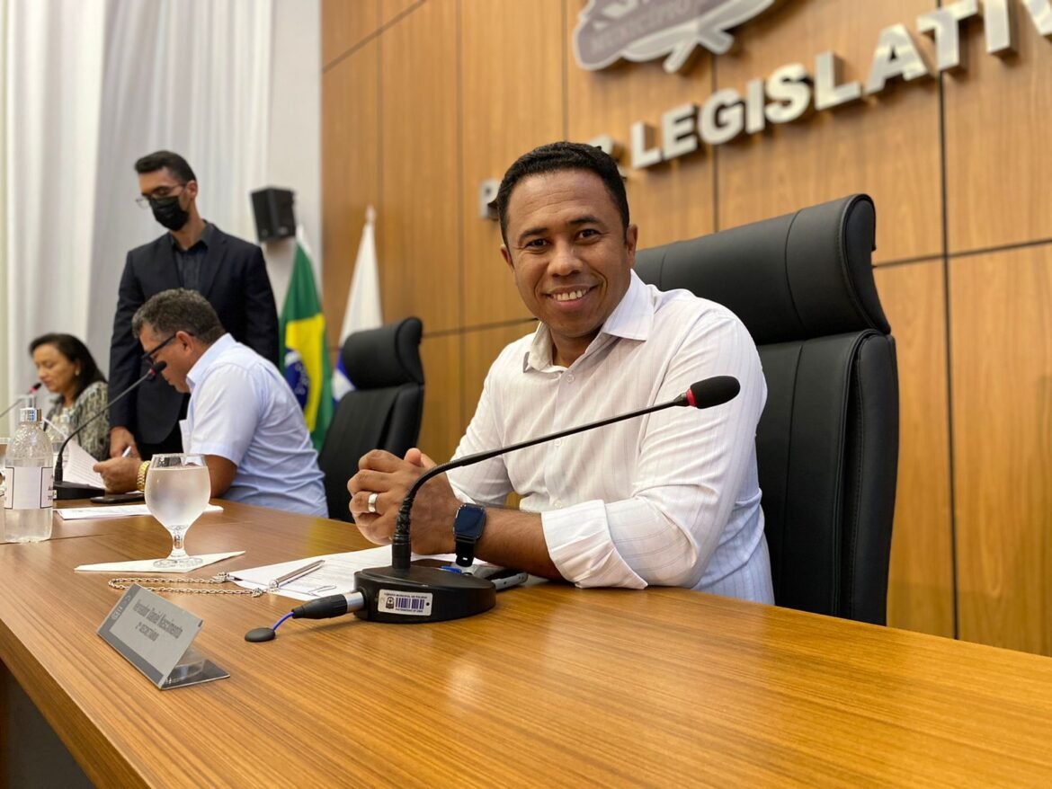 Vereador Daniel Nascimento apresenta requerimentos que beneficiarão trabalhadores e usuários da Feira do Bosque.