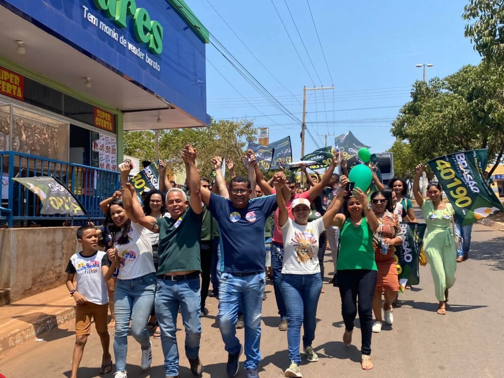 Sargento Júnior Brasão, candidato a deputado estadual, lota ruas ao reunir dezenas de apoiadores durante caminhada ao comércio na região Sul de Palmas; ‘’O Aureny III é nosso’’