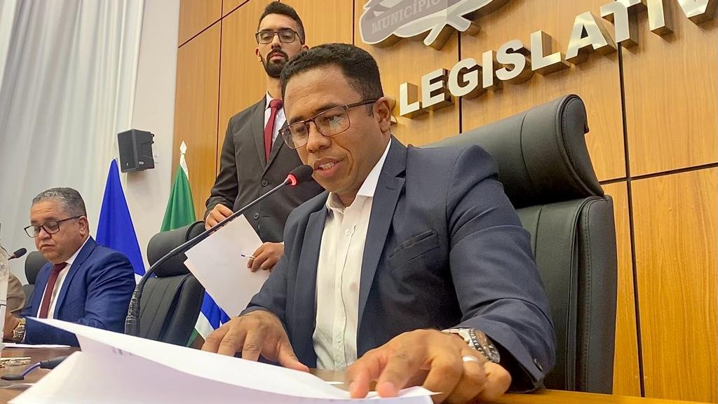 Vereador Daniel Nascimento tem PL aprovado pela CCJ que visa a utilização de QR Code nas placas de obras públicas, em Palmas