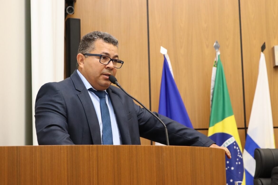 Vereador Folha solicita manutenção da iluminação da praça da Arso 112, em Palmas