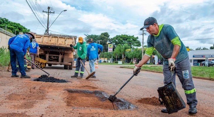 Trecho norte da Avenida NS-06 recebe reparos no asfalto