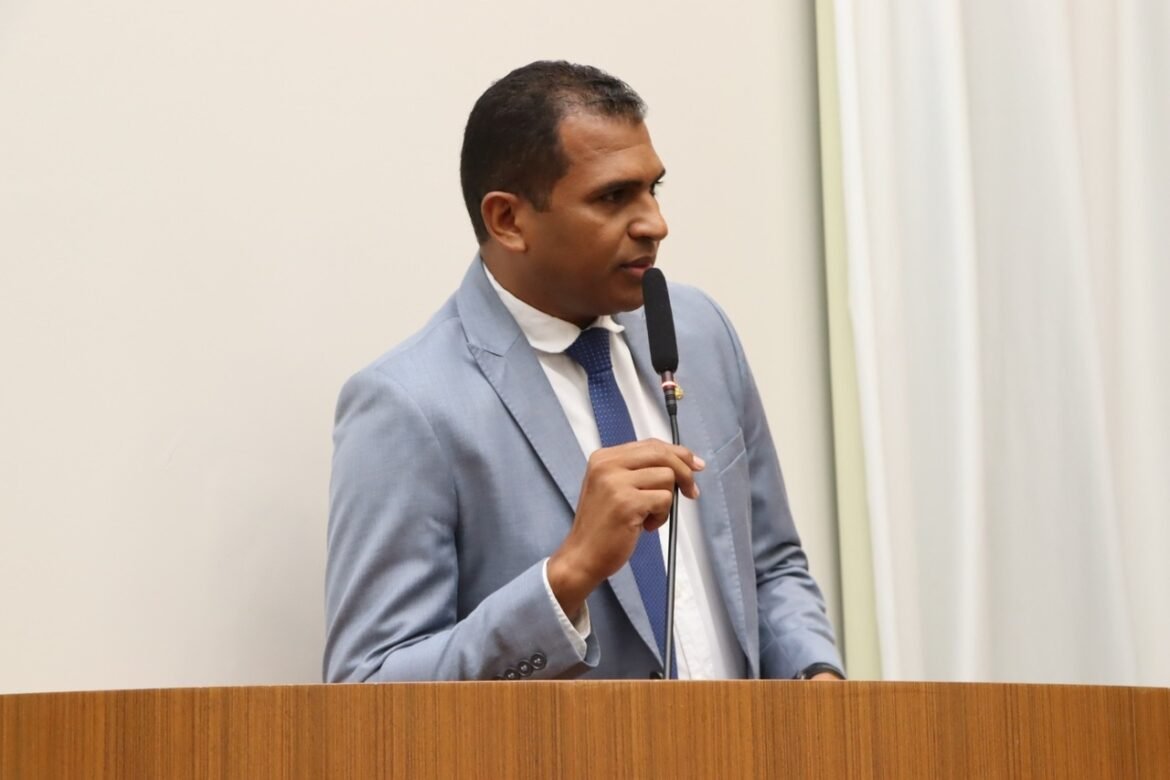 Na tribuna, vereador Nego solicita da prefeita uma atenção especial para o Ginásio Ayrton Senna, em Taquaralto: ”Um local de lazer para a população”