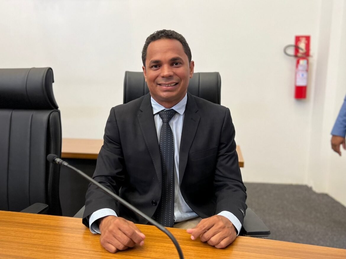 Vereador Josmundo solicita a instalação de semáforo em frente à estação de ônibus do Aureny III