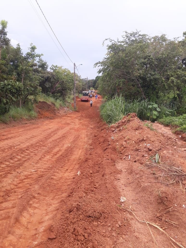 *Solicitação atendida: a pedido do vereador Josmundo, patrolamento de ruas no Jardim Santa Helena é iniciado pela prefeitura*