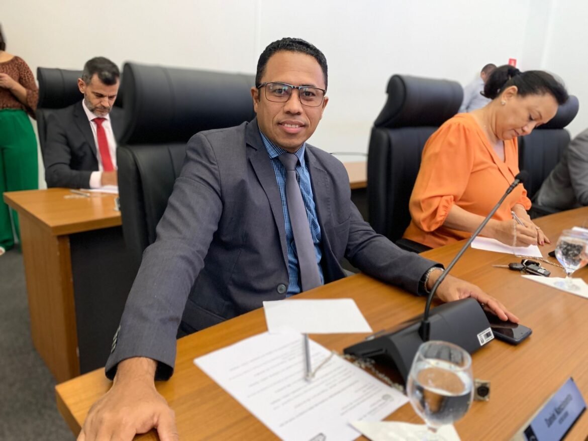 Atendido! Requerimento do Vereador Daniel Nascimento solicitando reparos no asfalto da Avenida Teotônio Segurado, na 101 Sul