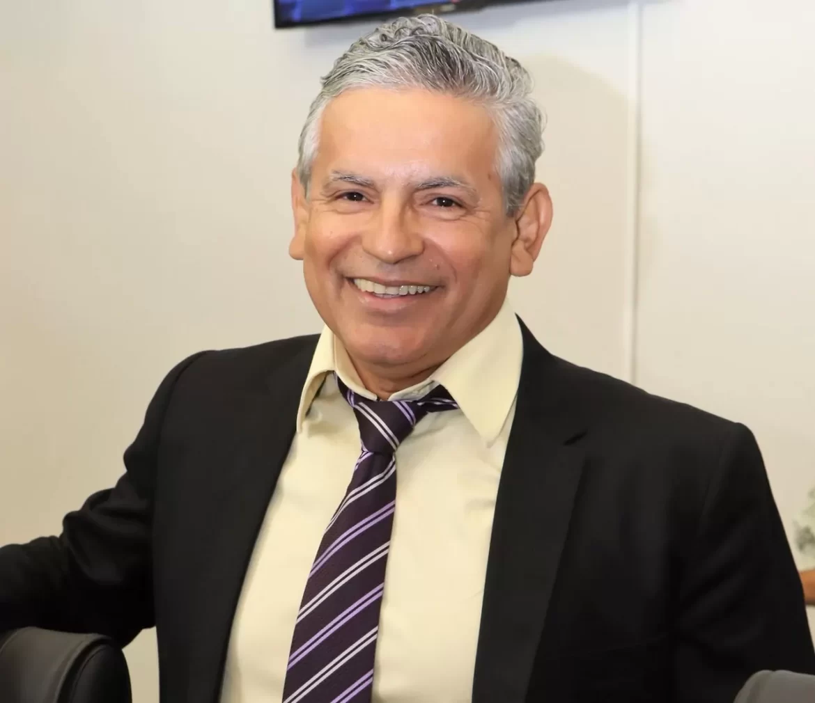 Vereador Benna Maia comemora aprovações de requerimentos durante sessão na Câmara de Palmas