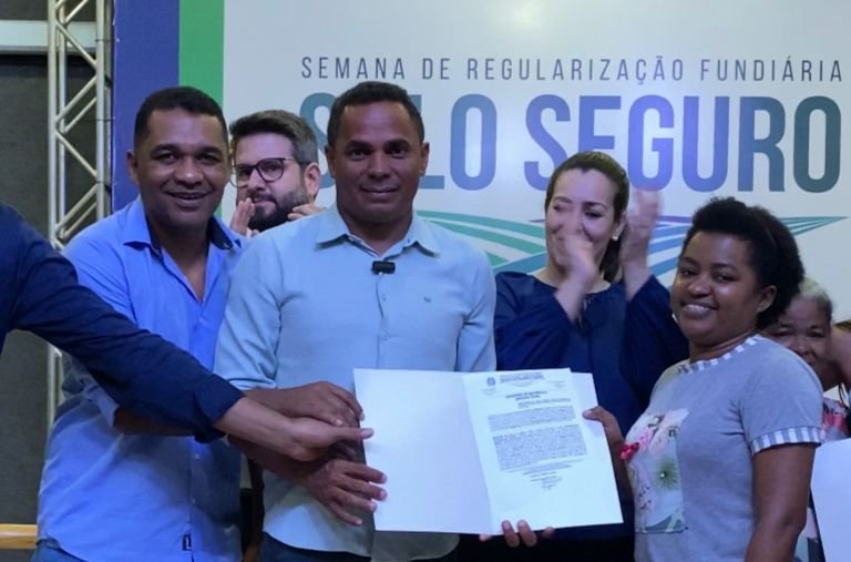 “É a tão sonhada casa de papel passado”, destaca o vereador Josmundo em entrega de certidões de matrículas no Lago Sul