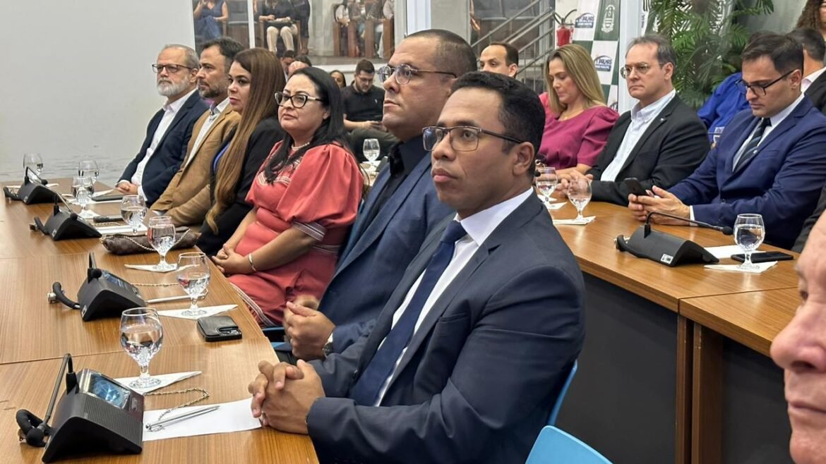 Vereador Daniel Nascimento Homenageia Secretário Wellington Medeiros em Sessão Solene em Celebração aos 58 anos da profissão de Administração