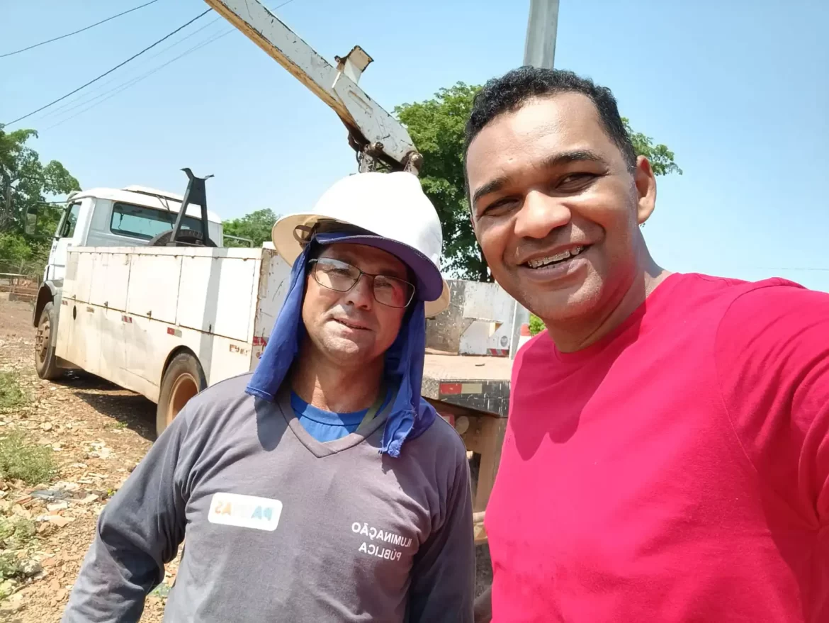 Vereador Waldson da Agesp acompanha serviço da equipe de instalação de iluminação no setor Chácara do Taquari, em Palmas