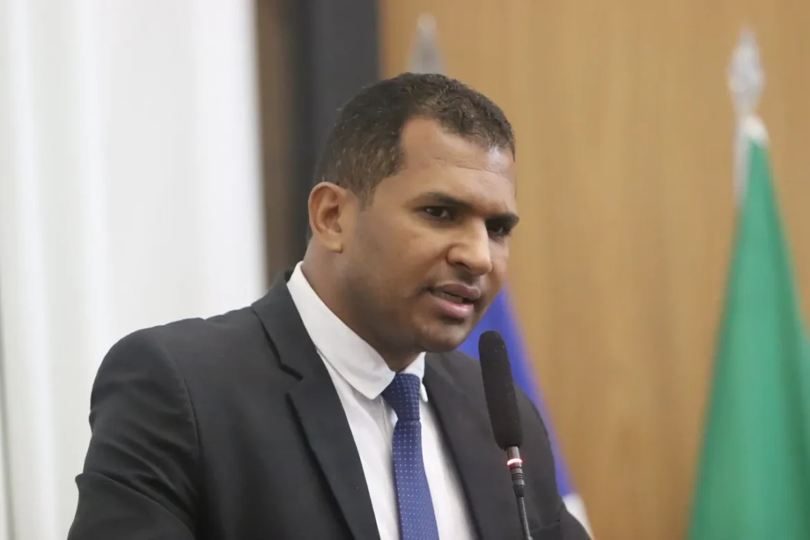 Durante sessão na Câmara, vereador Nego destaca vários diálogos para sua filiação ao PL e menciona falta de convites do PSDB