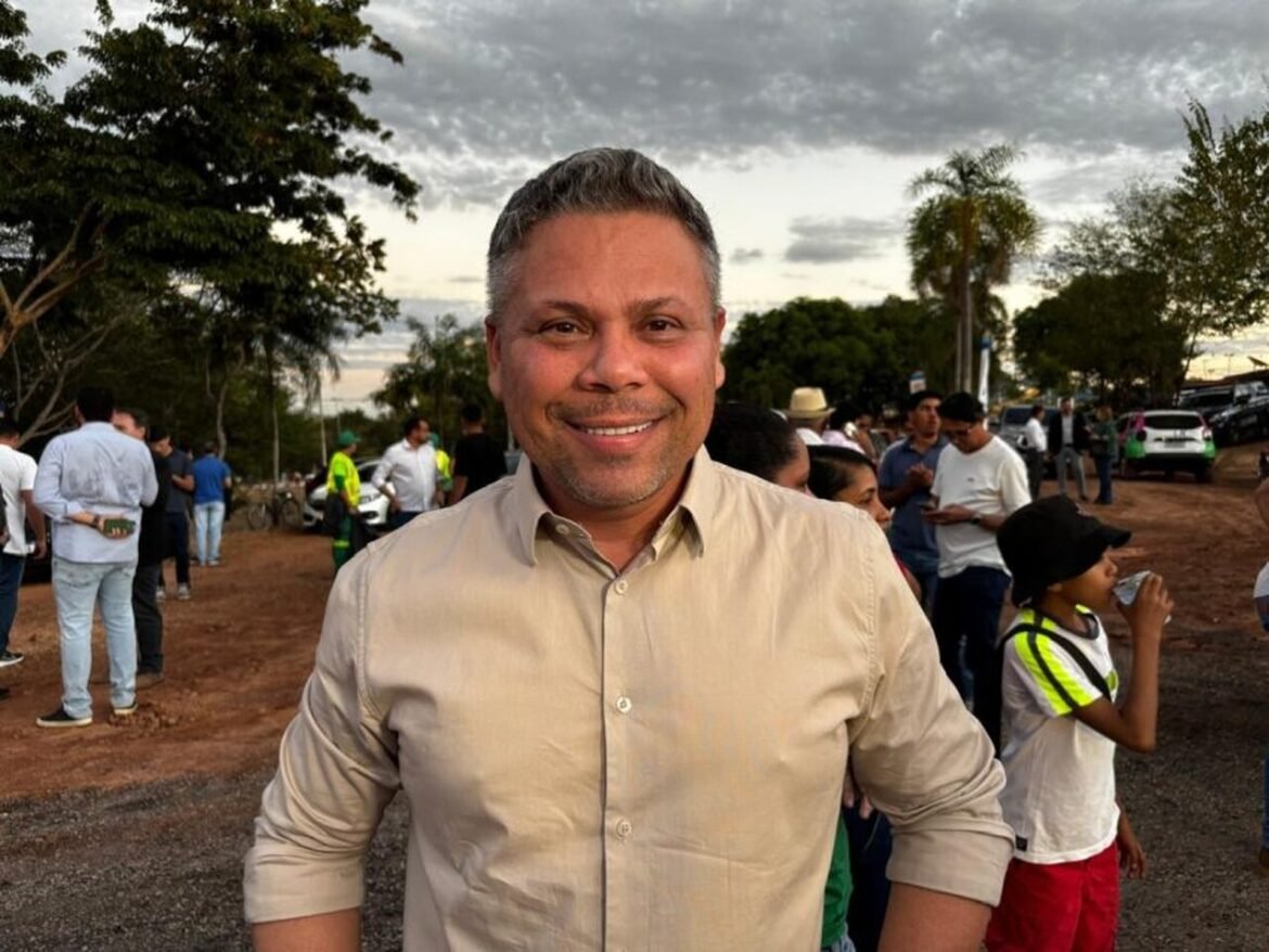 Vereador Alex Mascarenhas dá boas-vindas ao vereador Petion Corado, empossado na Câmara de Palmas
