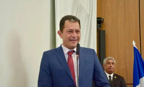 Vereador Zé Branquim solicita tapa-buracos e limpeza urbana no Aureny III