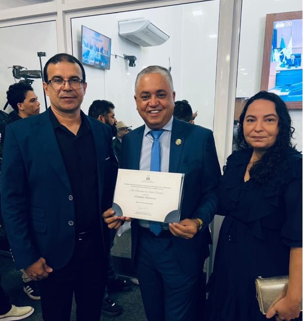 Vereador Eudes Assis entrega Título de Cidadão Palmense a José Geovane por atuação social, musical e religiosa em Palmas