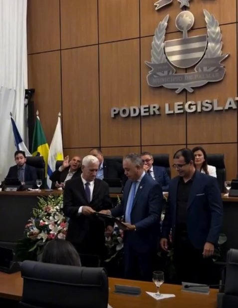 Vereador Eudes Assis entrega título de cidadão palmense a Antônio José de Novaes por contribuição à administração pública de Palmas