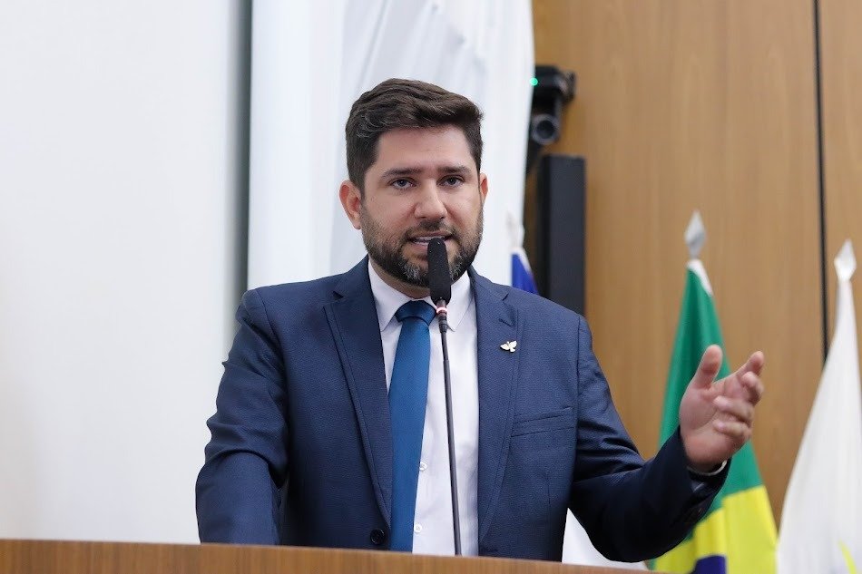 Vereador Miguel Barros solicita substituição de iluminação por LED no campo society da 407 Norte