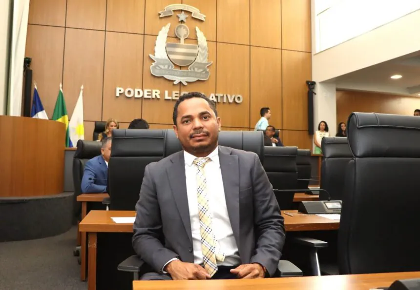 Limpeza e manutenção da quadra esportiva do Jardim Aureny IV são solicitadas pelo vereador Josmundo