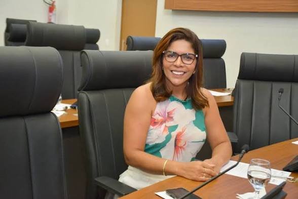 Delma Freitas solicita recapeamento asfáltico em toda a extensão da Avenida NS 1