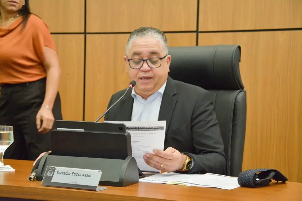 Vereador Eudes Assis pede estudo para instalação de ponto de ônibus com cobertura no Setor Lago Sul, em Palmas